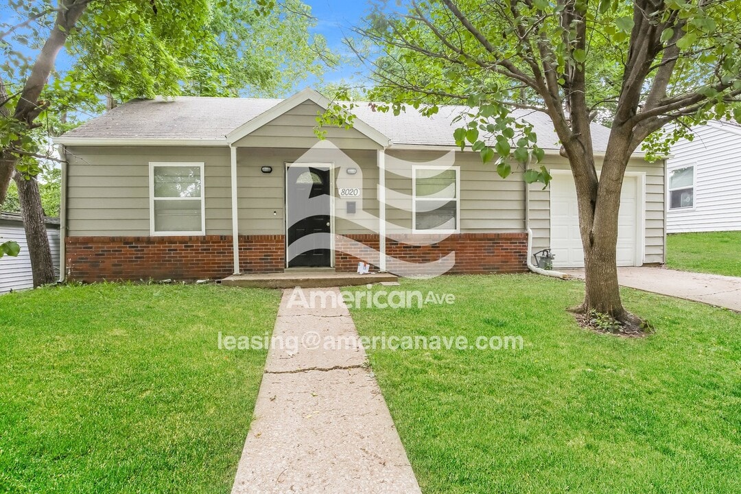 8020 Park Ave in Kansas City, MO - Building Photo