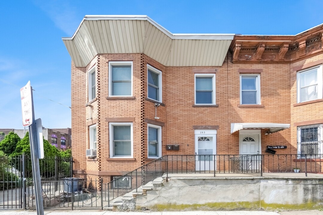193 Armstrong Ave in Jersey City, NJ - Building Photo
