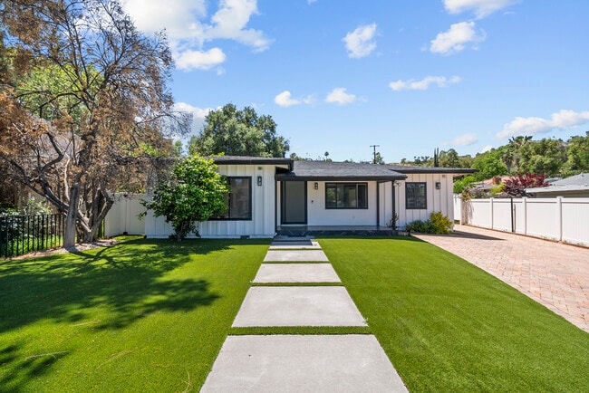 4825 San Feliciano Dr in Woodland Hills, CA - Foto de edificio - Building Photo