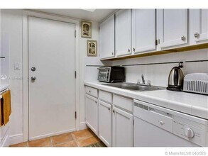 300 Sunrise Dr-Unit -2L in Key Biscayne, FL - Foto de edificio - Building Photo