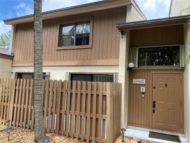 10925 SW 113th Pl in Miami, FL - Foto de edificio - Building Photo
