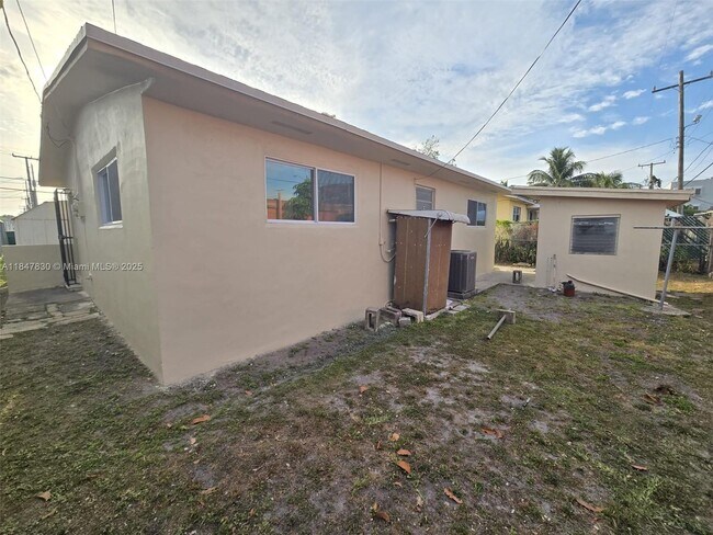 882 NW 26th Ave in Miami, FL - Building Photo - Building Photo