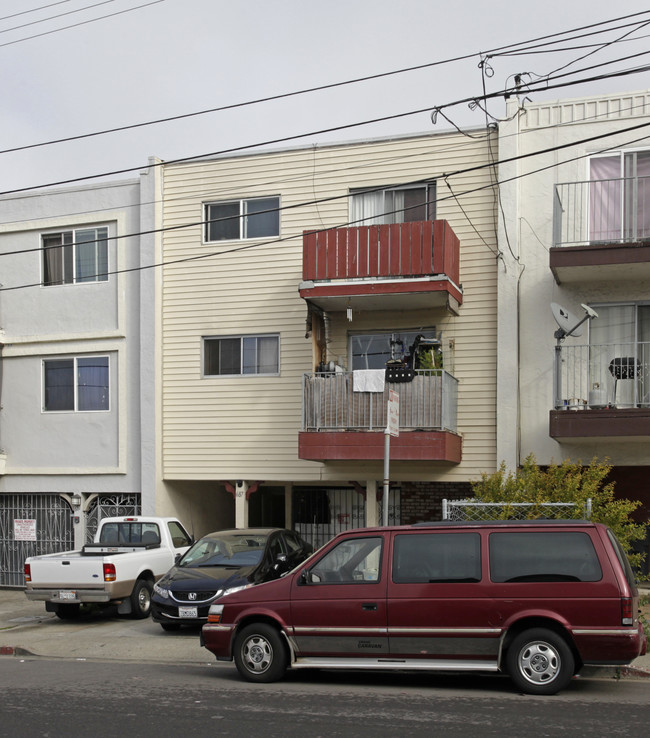 687 Linden St in Daly City, CA - Foto de edificio - Building Photo