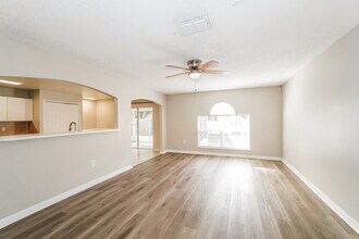 5840 Lake Front Dr in Wesley Chapel, FL - Foto de edificio - Building Photo