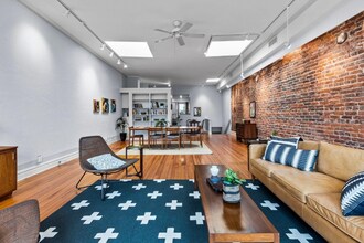 323 W Main St in Durham, NC - Foto de edificio - Building Photo