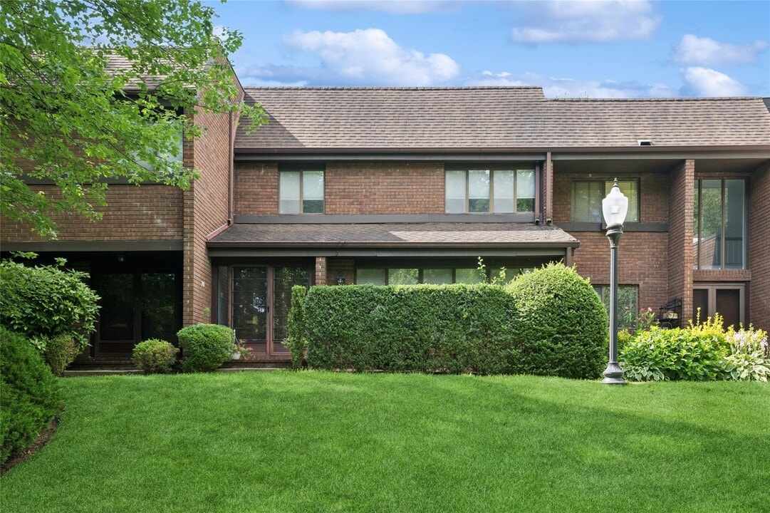 70 Pheasant Run in Roslyn, NY - Building Photo