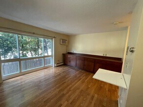 2595 Massachusetts Ave, Unit 4 in Cambridge, MA - Building Photo - Building Photo