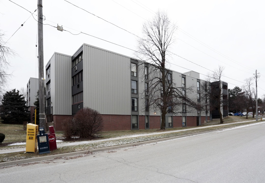 Silver Ridge Court in Guelph, ON - Building Photo