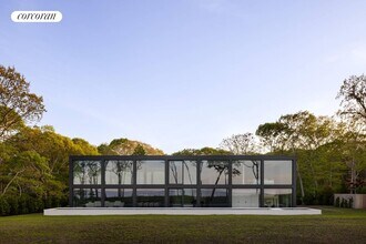 32 Hedges Banks Dr in East Hampton, NY - Building Photo - Building Photo
