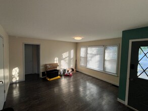 882 Weeks Ave SE in Minneapolis, MN - Building Photo - Building Photo