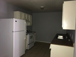 7625 Windsor Oaks in San Antonio, TX - Building Photo - Building Photo
