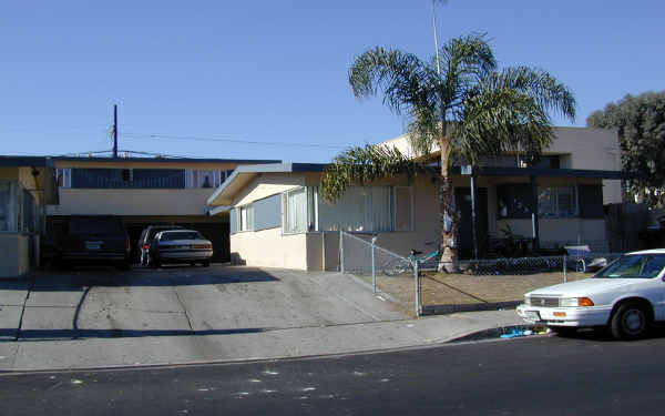 122 Avenida Victoria in San Clemente, CA - Building Photo