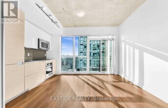210 Simcoe St in Toronto, ON - Building Photo - Building Photo