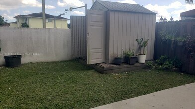 15564 SW 63rd Ter in Miami, FL - Foto de edificio - Building Photo