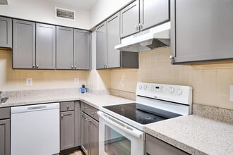 Pooks Hill Tower & Court in Bethesda, MD - Foto de edificio - Interior Photo