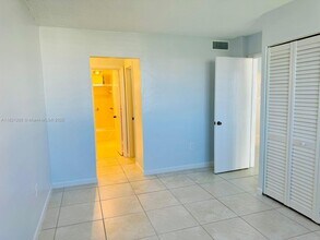 2930 Point E Dr in Aventura, FL - Building Photo - Building Photo