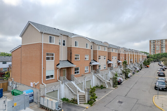 Colonial Terrace in Mississauga, ON - Building Photo - Building Photo