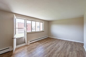 Garden Court Apartments in Sault Ste Marie, ON - Building Photo - Building Photo