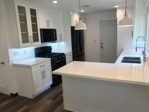 1110 1/2 Benton Way in Los Angeles, CA - Building Photo - Building Photo