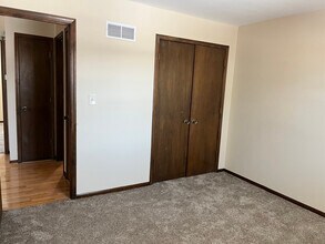 8905 Haskins St in Lenexa, KS - Foto de edificio - Building Photo