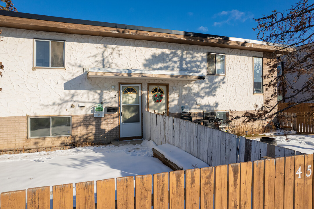4524 75 St NW in Calgary, AB - Building Photo