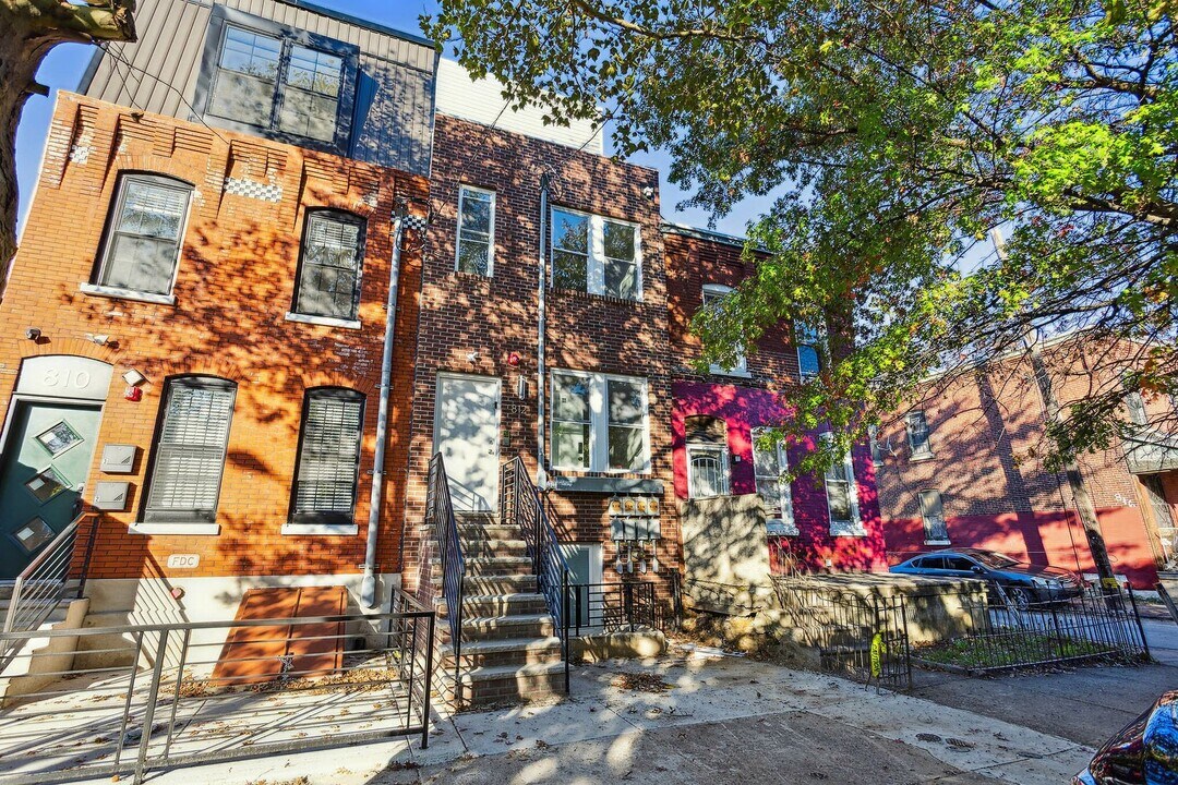 812 N Holly St in Philadelphia, PA - Building Photo