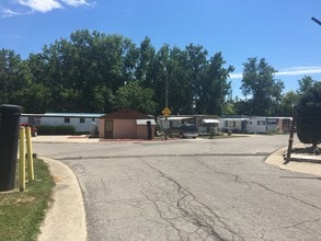 Whispering Valley Mobile Home Park in Lewistown, OH - Foto de edificio - Building Photo