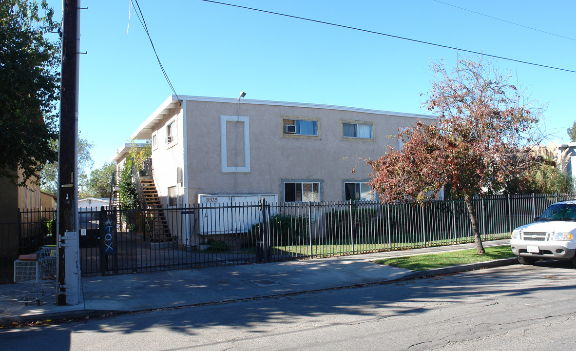 9325 Sylmar Ave in Panorama City, CA - Building Photo