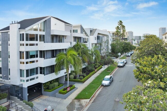 Holmby Street Luxury Investments LLC