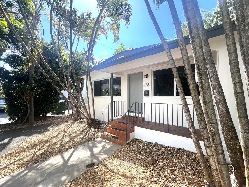 2720 Shipping Ave in Miami, FL - Building Photo