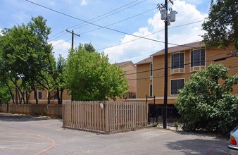 Nueces Oaks Condominiums in Austin, TX - Building Photo - Building Photo