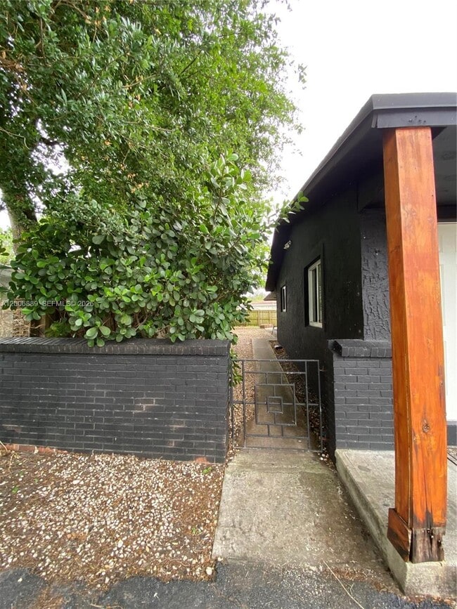 6132 SW 39th St in Miramar, FL - Building Photo - Building Photo