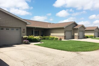 ELM GROVE ESTATES in Beloit, WI - Foto de edificio - Building Photo