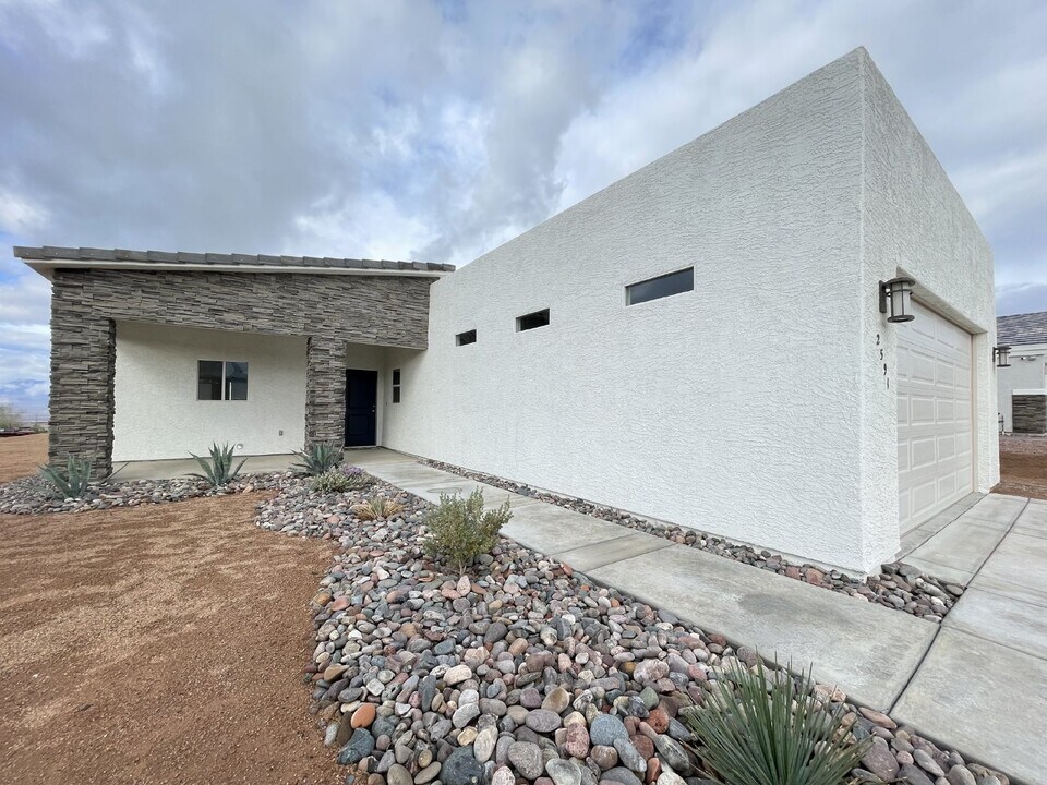 2591 Trade Wind Dr in Bullhead City, AZ - Building Photo