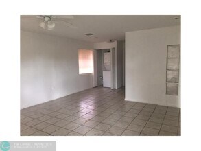 2625 NW 68th Ave in Sunrise, FL - Foto de edificio - Building Photo
