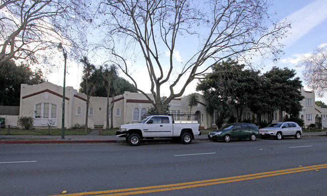 Neptune Court Apartments in Alameda, CA - Foto de edificio - Building Photo