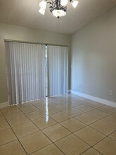 7160 NW 179th St in Hialeah, FL - Foto de edificio - Building Photo