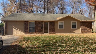 325 Halifax Dr in Vandalia, OH - Building Photo