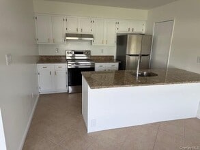 8 Hillview Ct in Commack, NY - Building Photo - Building Photo