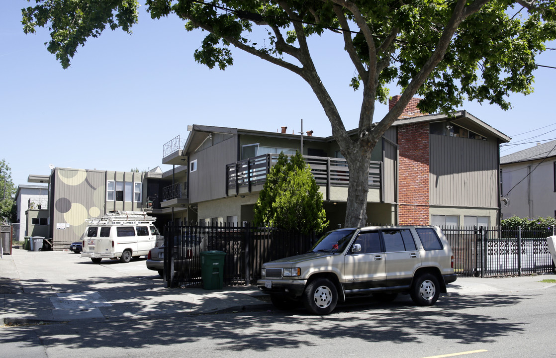 1531 Alcatraz Ave in Berkeley, CA - Building Photo