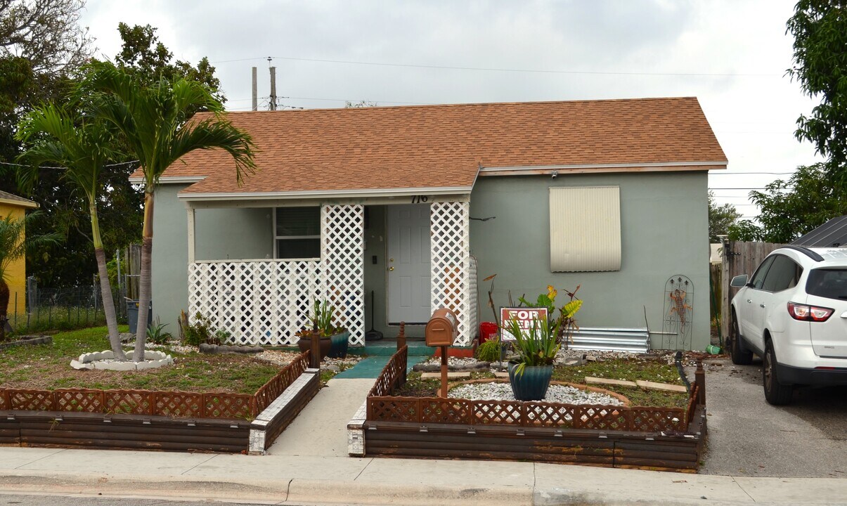 716 W 2nd St in Riviera Beach, FL - Building Photo