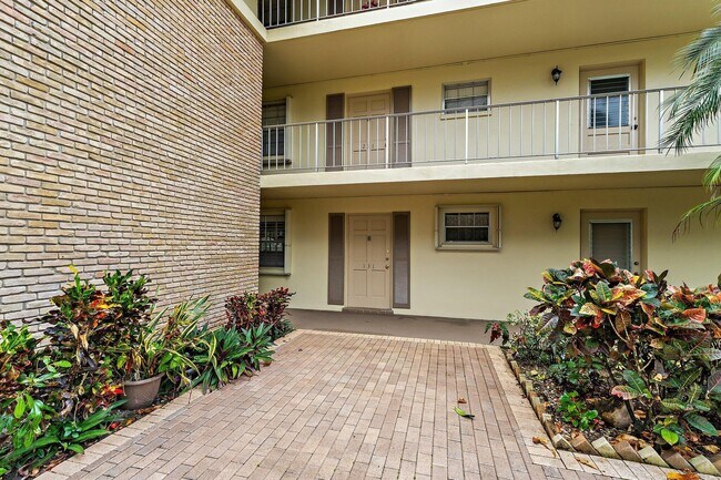 5570 Tamberlane Cir in Palm Beach Gardens, FL - Building Photo - Building Photo