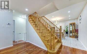 7 Glacier Crescent in Toronto, ON - Building Photo - Building Photo