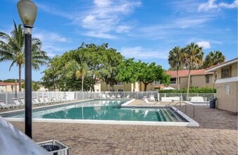 832 Twin Lakes Dr, Unit 1 in Coral Springs, FL - Building Photo - Building Photo