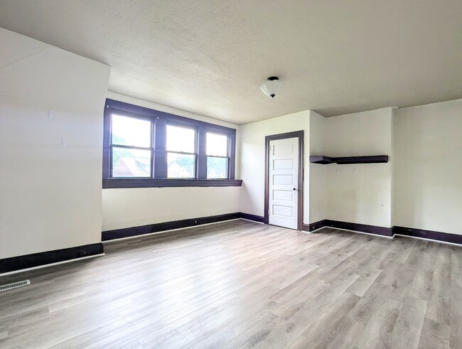229 N Graham St, Unit 2 in Pittsburgh, PA - Foto de edificio - Building Photo