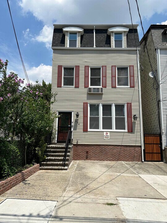 376 Forrest St, Unit 3 in Jersey City, NJ - Building Photo