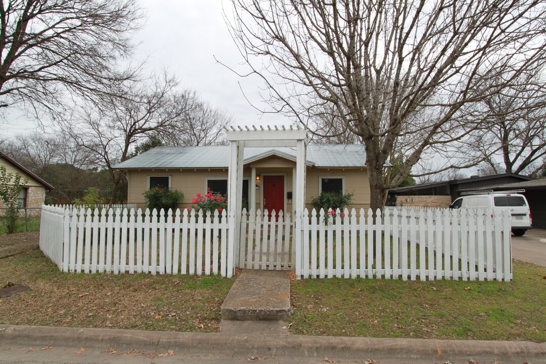 5513 Jim Hogg Ave in Austin, TX - Building Photo