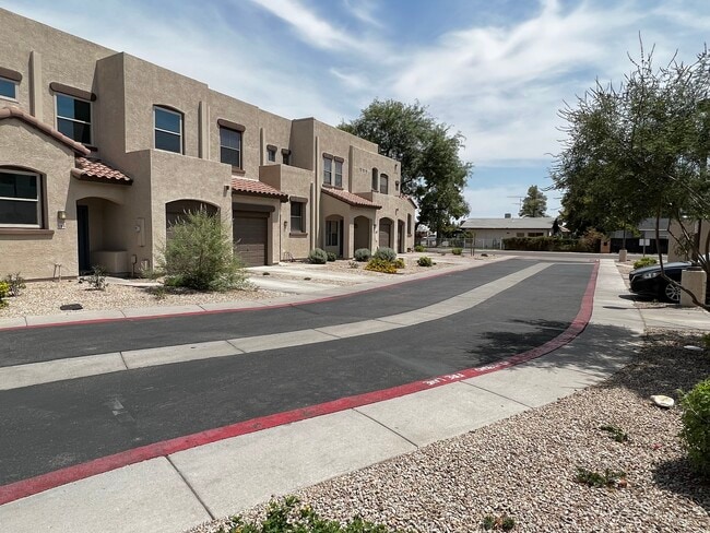 1886 E Don Carlos Ave in Tempe, AZ - Foto de edificio - Building Photo
