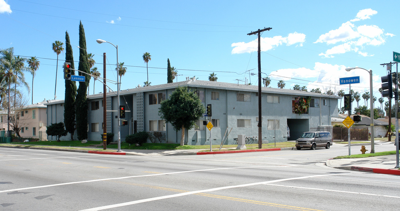 14320 Vanowen St in Van Nuys, CA - Building Photo