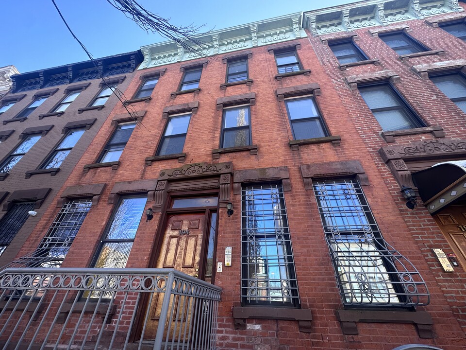 194 Macdougal St in Brooklyn, NY - Building Photo